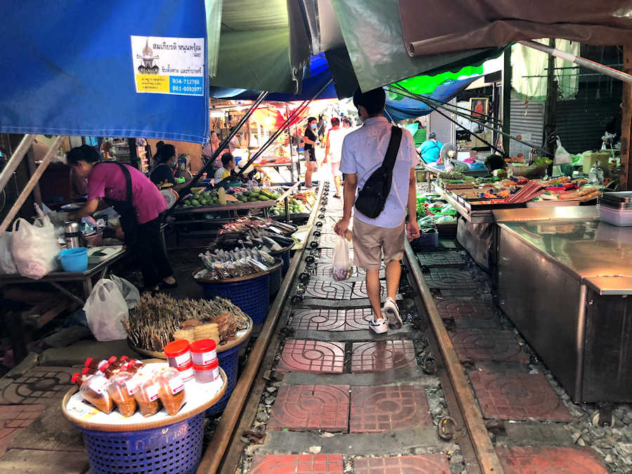 01 900 Market on the Railway Track1