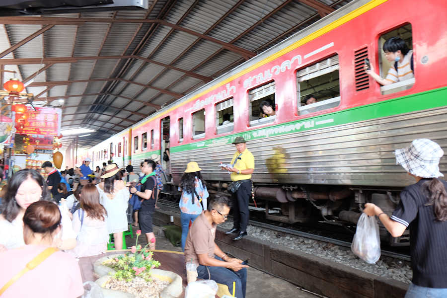 03 900 Train at station