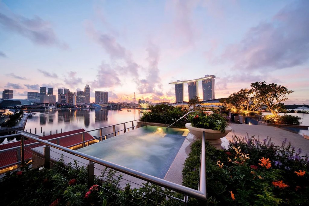 1024 Fullerton Bayblick auf marina bay vom pool aus f8a655d0
