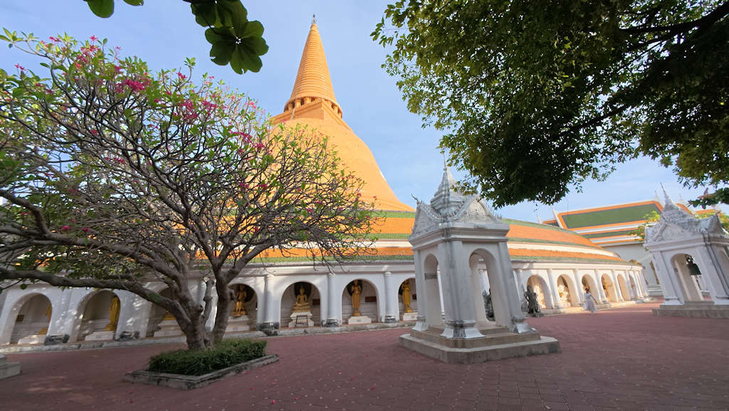 1024 Phra Pathom Chedi Temple AdobeStock 1424908061