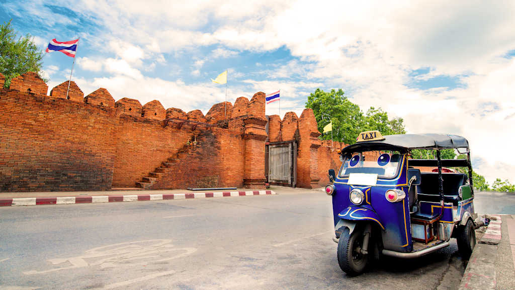 1024 Tuk Tuk Chiang Mai AdobeStock 90181304