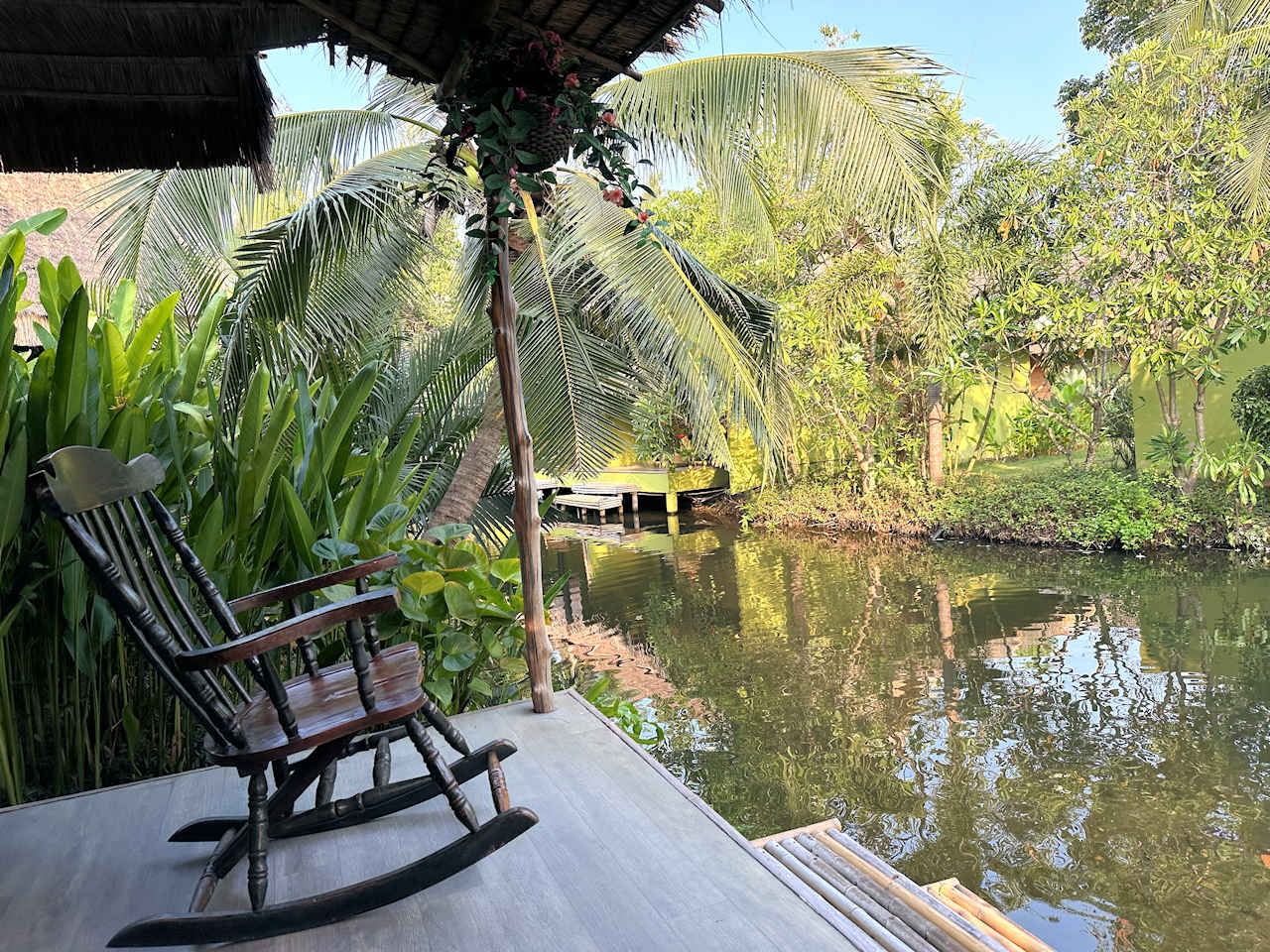 1280 Asita Eco Resort Terrasse mit Schaukelstuhl 20240324 005036825 iOS