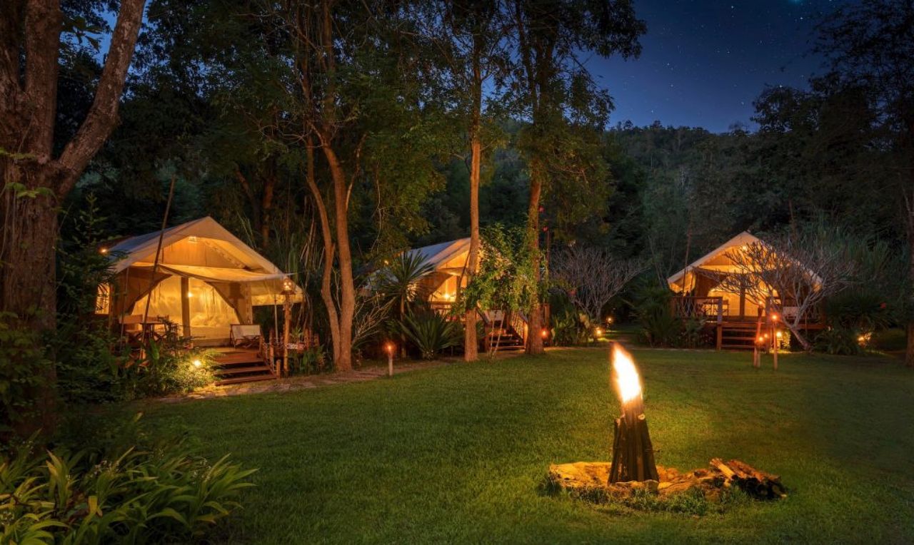 1280 Hintok River Camp abends mit Lagerfeuer