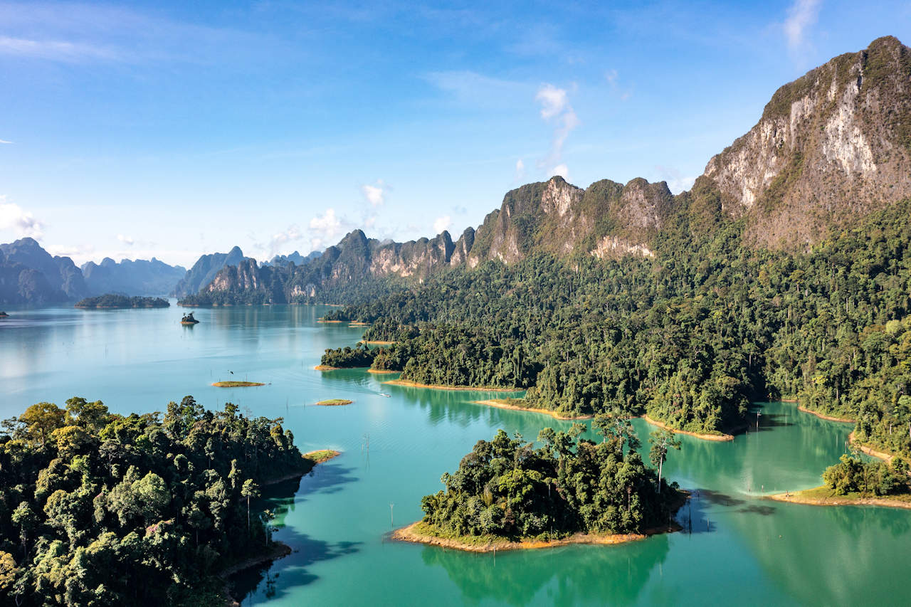1280 Khao Sok national park Cheow Lan Dam lake AdobeStock 530311099