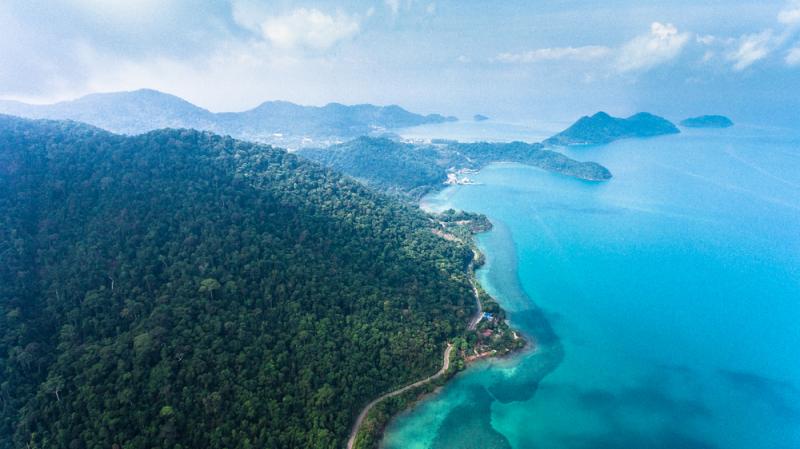 5 01 800 Koh ChangBlick auf die bergige Westkueste von Koh Chang shutterstock 595570469