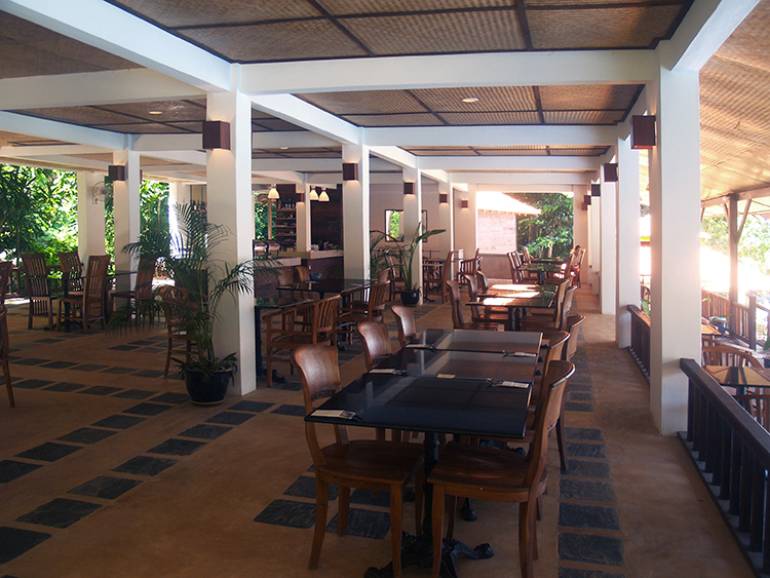 770 Coconut 5bf27d67486e7f7357d7a48c img east wing dine 3