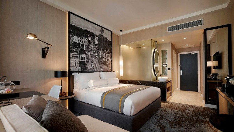 770 Stripeskulsp guestroom 0013 King Deluxe Guest Room 