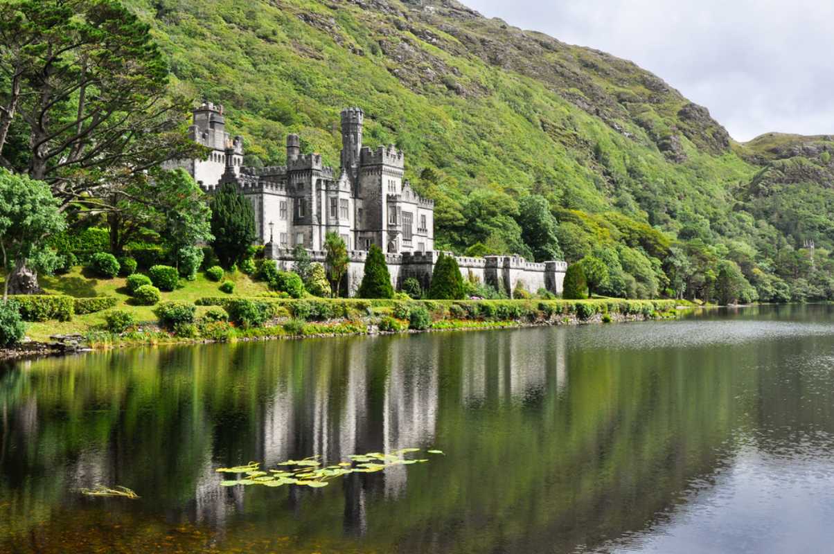 800 Kylemore Abbey shutterstock 118718299
