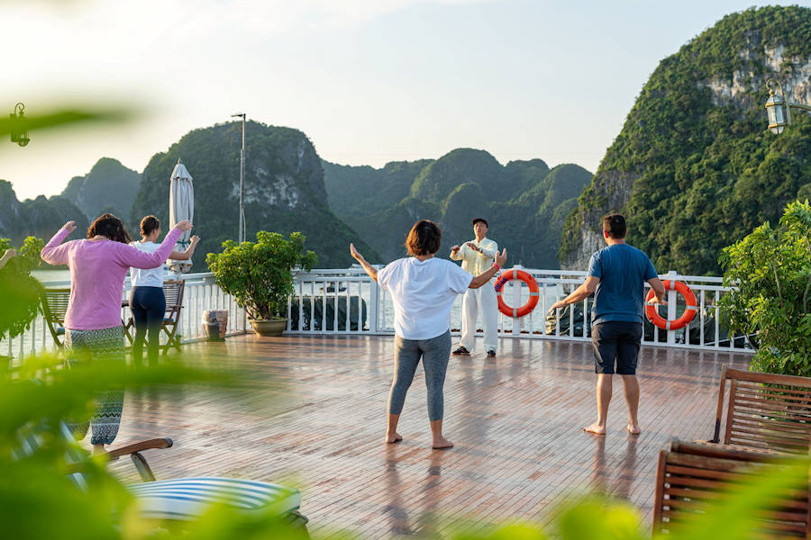 900 Aktivitaeten an Bord Indochina Sails