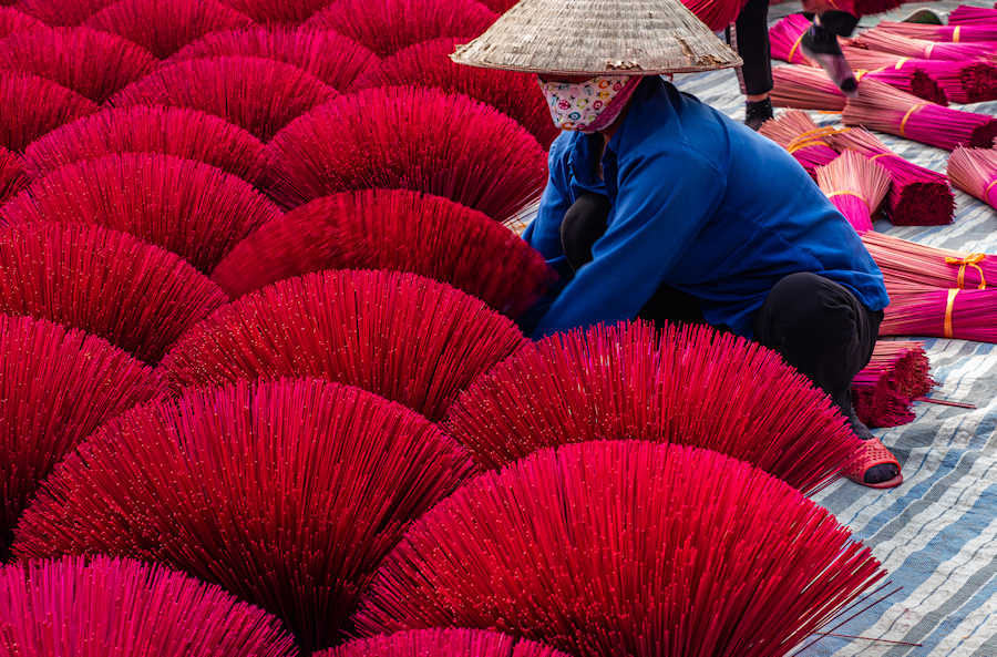 900 Drying incense sticks in Quang Phu Cau handicraft village AdobeStock 1120005097