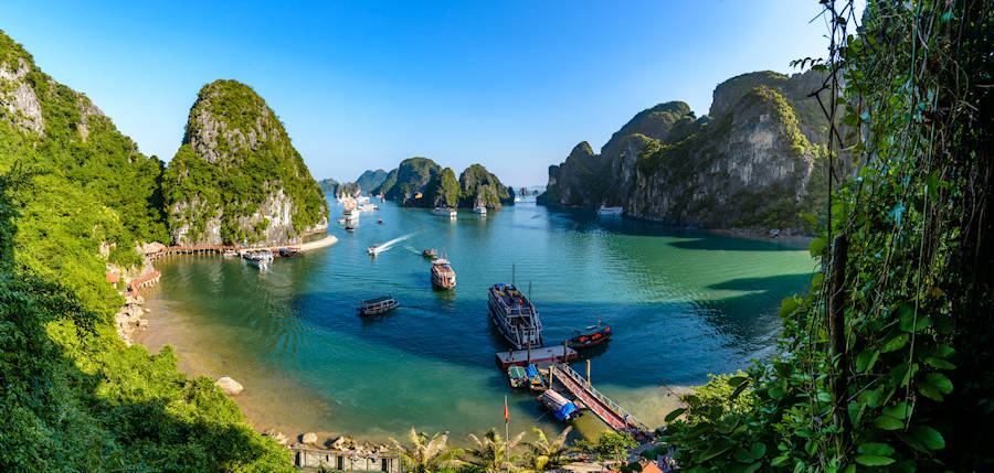 900 Halong Bucht Boot am Steg AdobeStock 233064098
