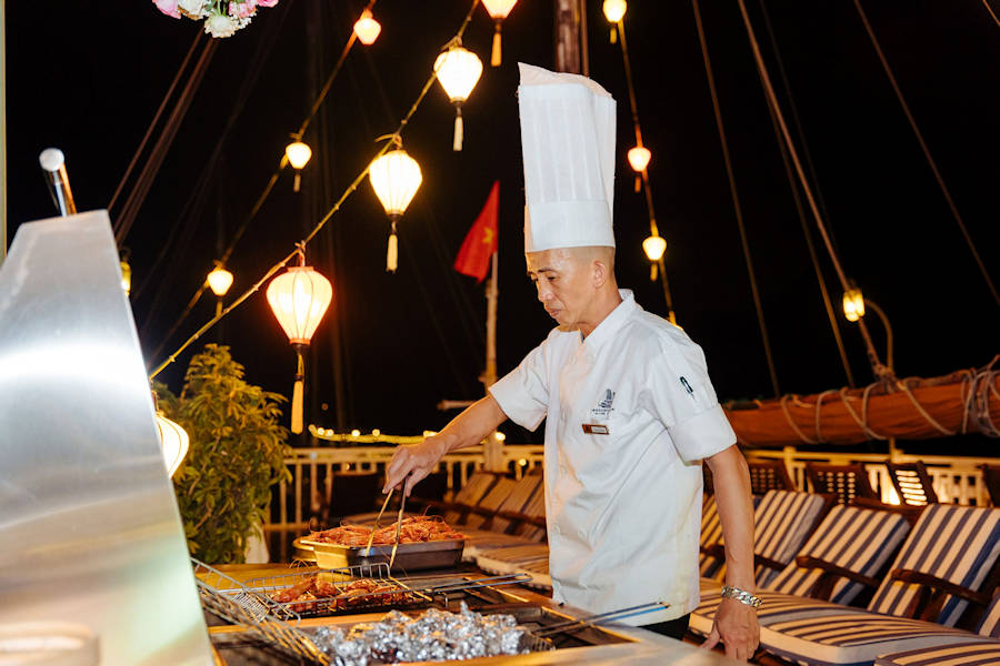 900 Indochina Sails Koch an Deck