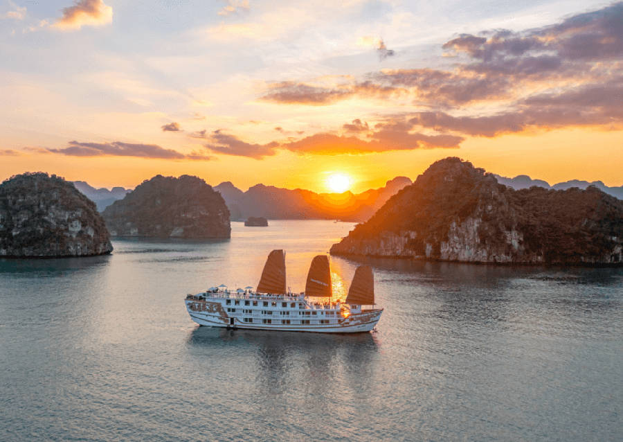 900 Indochina Sails bei Sonnenaufgang