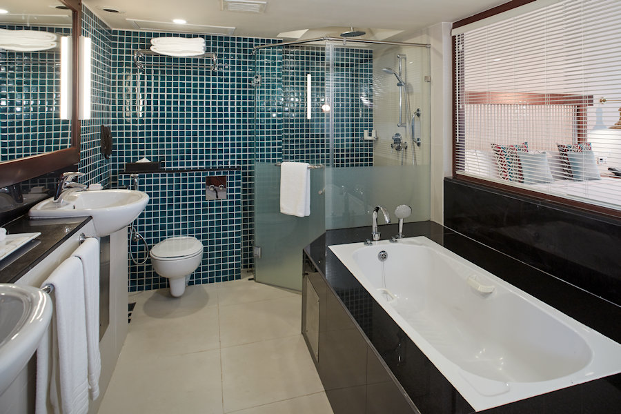 900 Luxury Room Bathroom