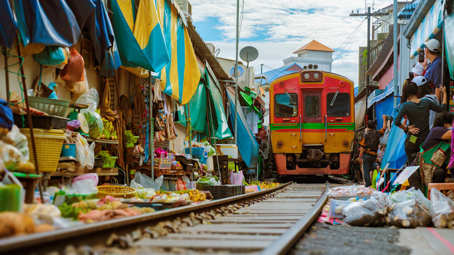 900 Mae Klong Railway Market AdobeStock 667961017