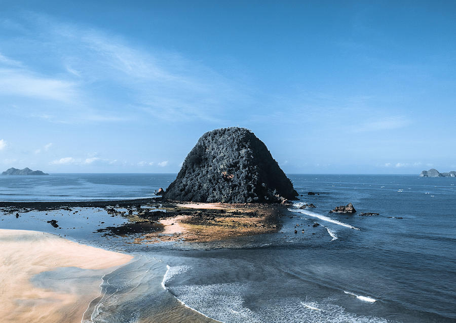 900 Morgenlandschaft rund um den Pulau Merah Strand in Banyuwangi Indonesien Depositphotos 694604048 L