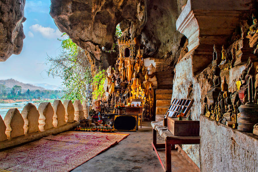900 Pak Ou caves or Tam Ting AdobeStock 1189113176