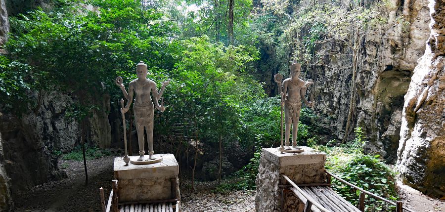900 Phnom Sampeau Battambang redak shutterstock 1317130001