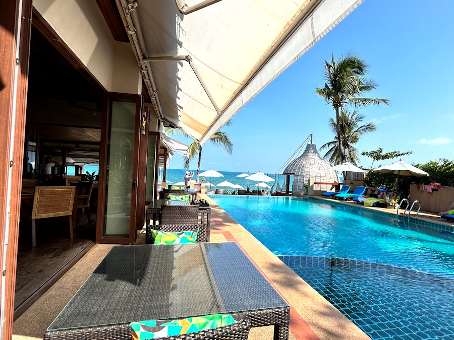 900 Restauran beside Pool 20230330 081549147 iOS