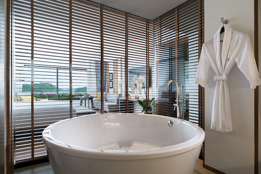 900 Royal Ocean View Suite Bathroom IMG 0882 Final SM