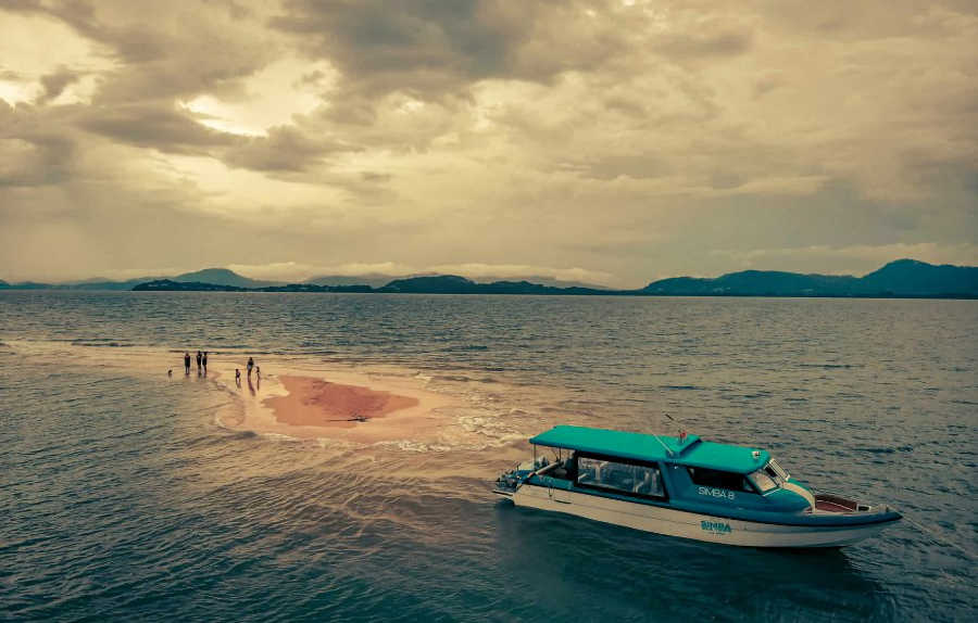 900 Simba Boot bei Sandbank