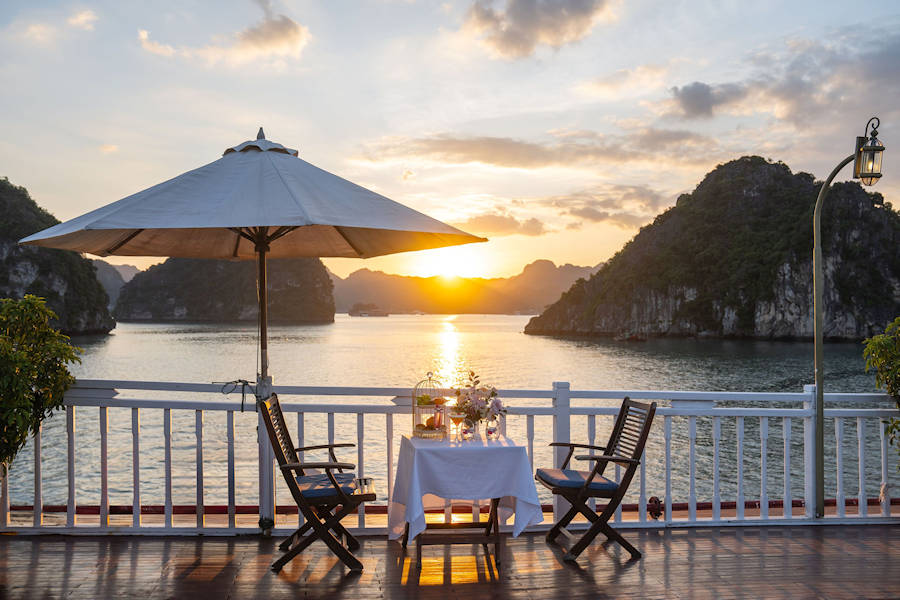 900 Tisch am Sundeck Indochina Sails