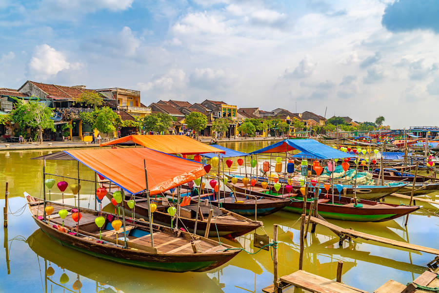 900 Wooden boats on the Thu Bon River in Hoi An AdobeStock 304350912