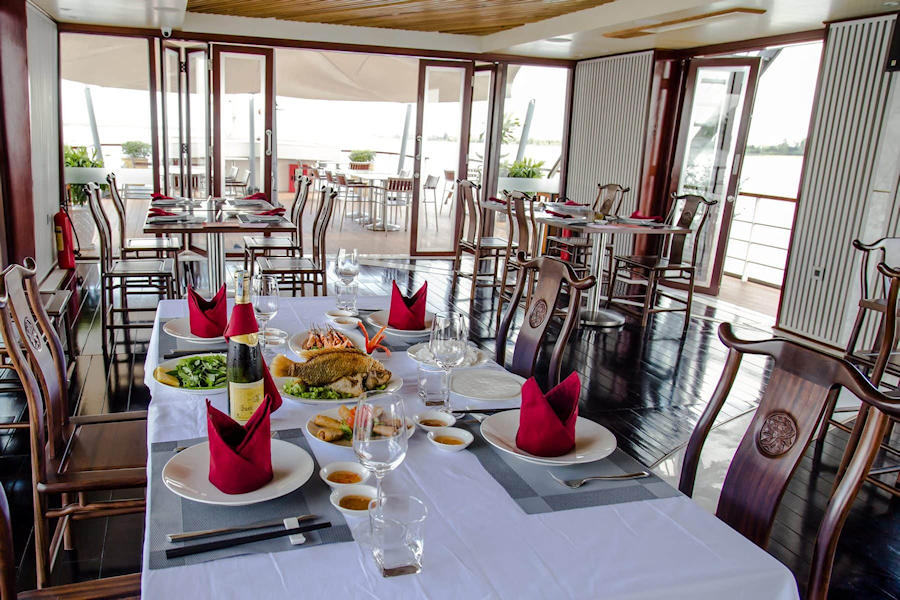 900 me2 dining and decks 6 scaled