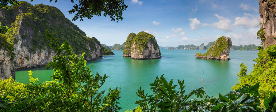 900 tranquil bay with islands and mountains at Ha Long Bay AdobeStock 643528667