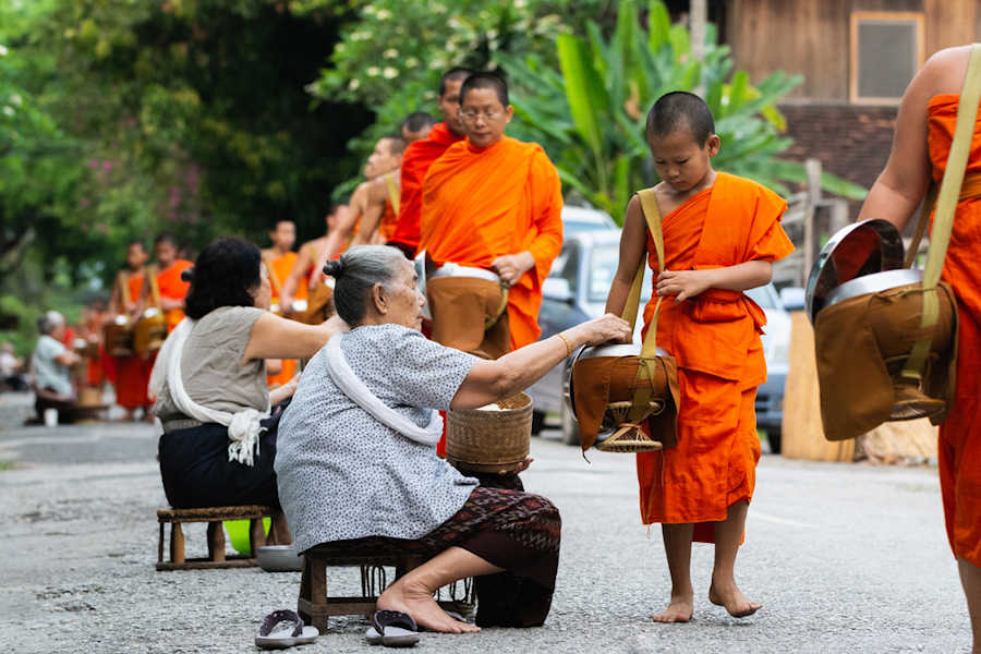 Web 900 moenche in luang prabang shutterstock 1499326667