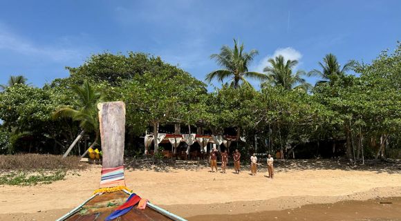 900 Arrival Andalay Staff wartet 20240501 072340277 iOS