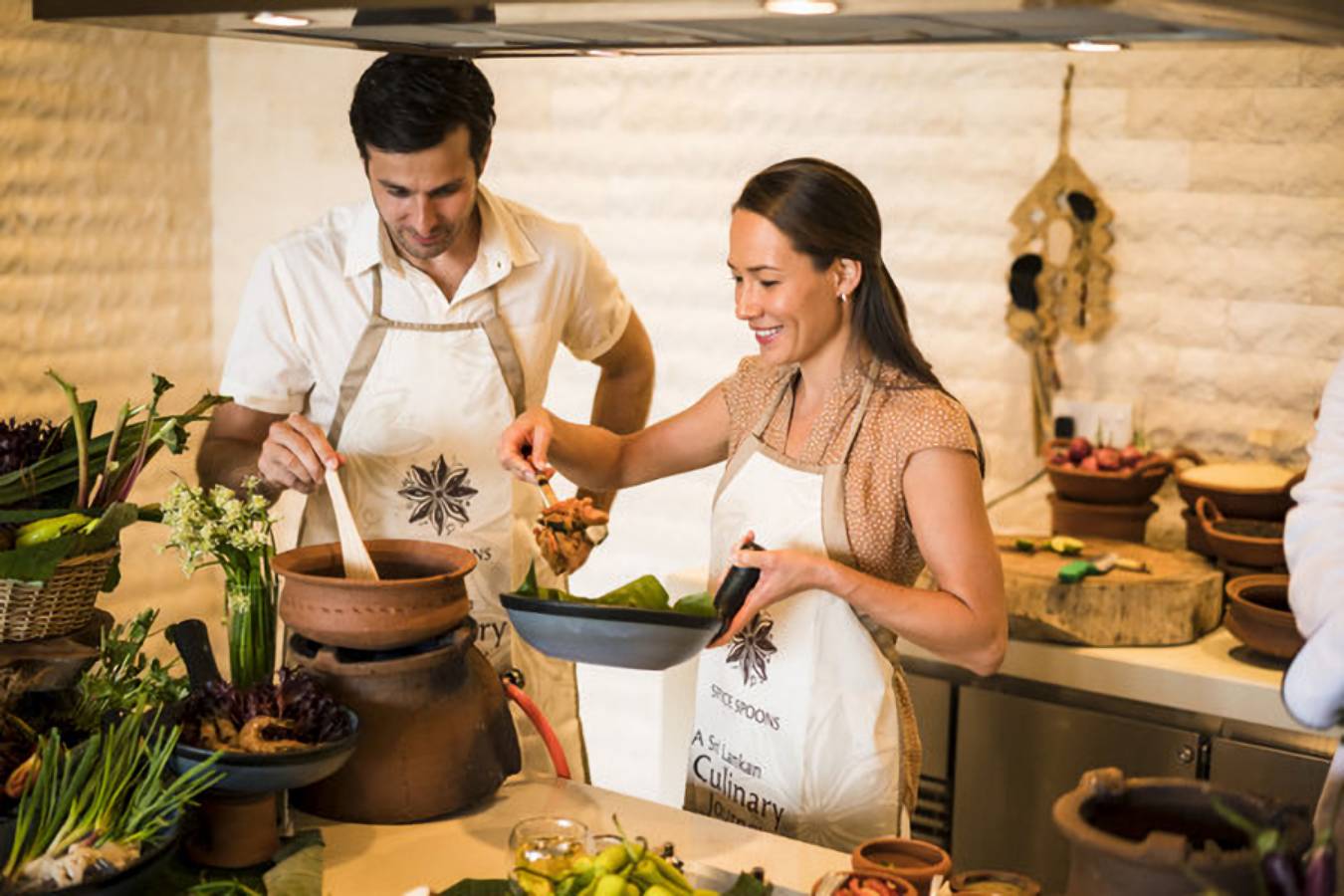 new900 Anantara Peace Haven Tangalle Resort Restaurant Spice Spoons Guests With Chef